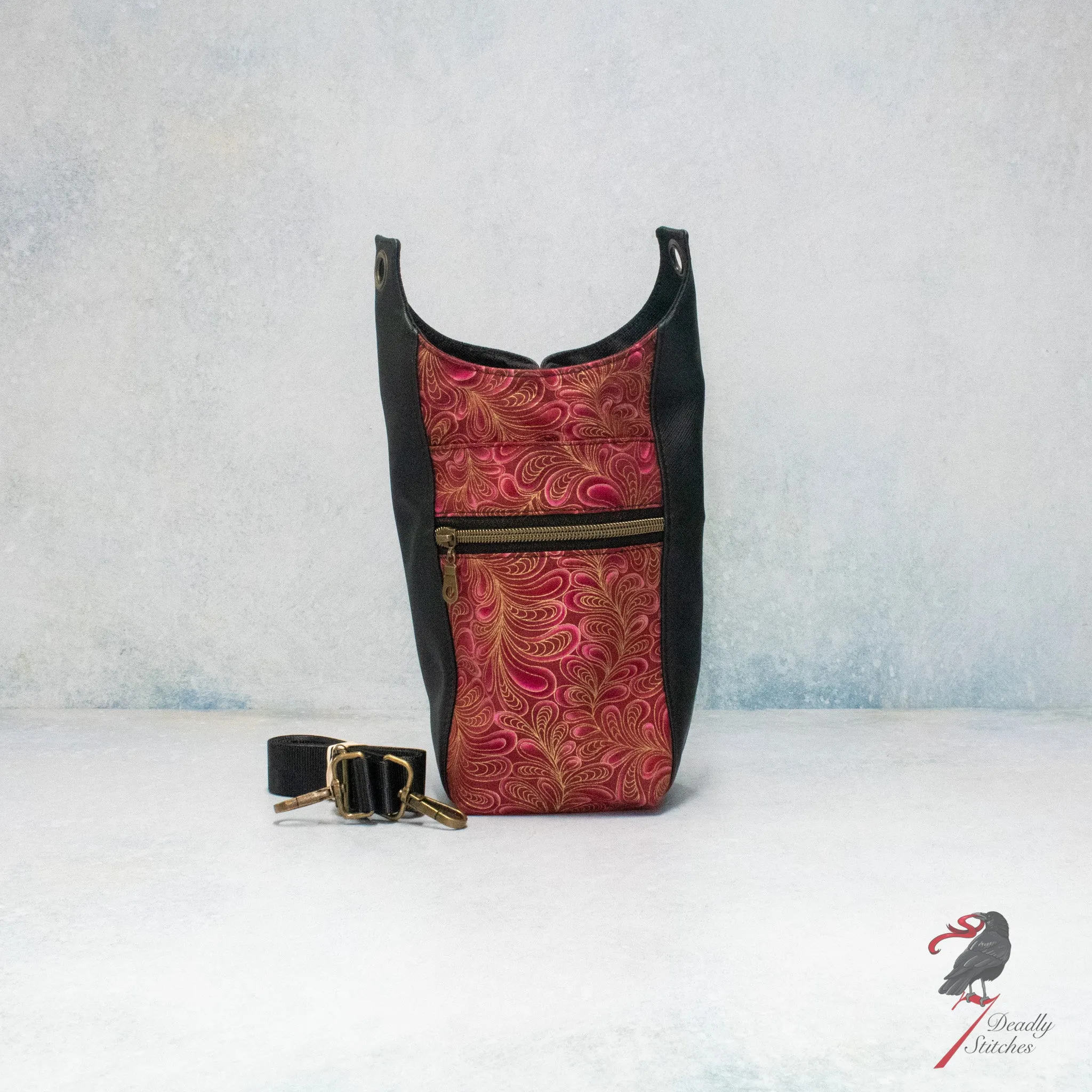 H2o2Go Bottle Bag - Gold and Red Filigree